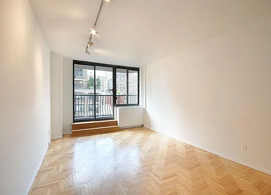 Sold by Warburg | media 10