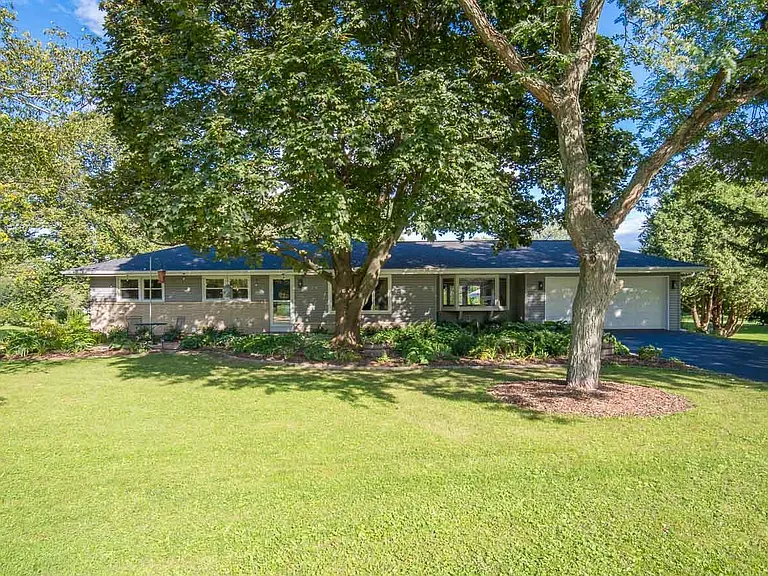 10254 N Sunnycrest Dr — Photo 1