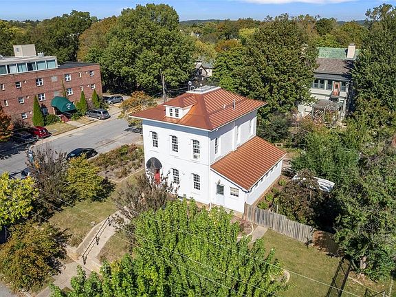 2nd image of 230 Bellevue St