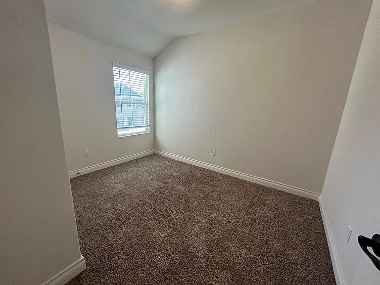 320 Untermaier St — Photo 14