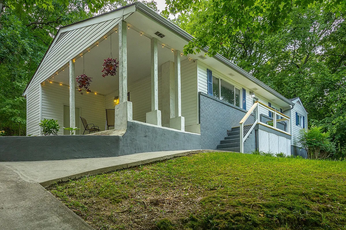 Building Photo - 3330 Easton Ave