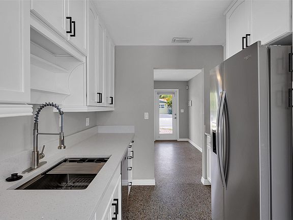 5th image of 5232 NE 4th Avenue