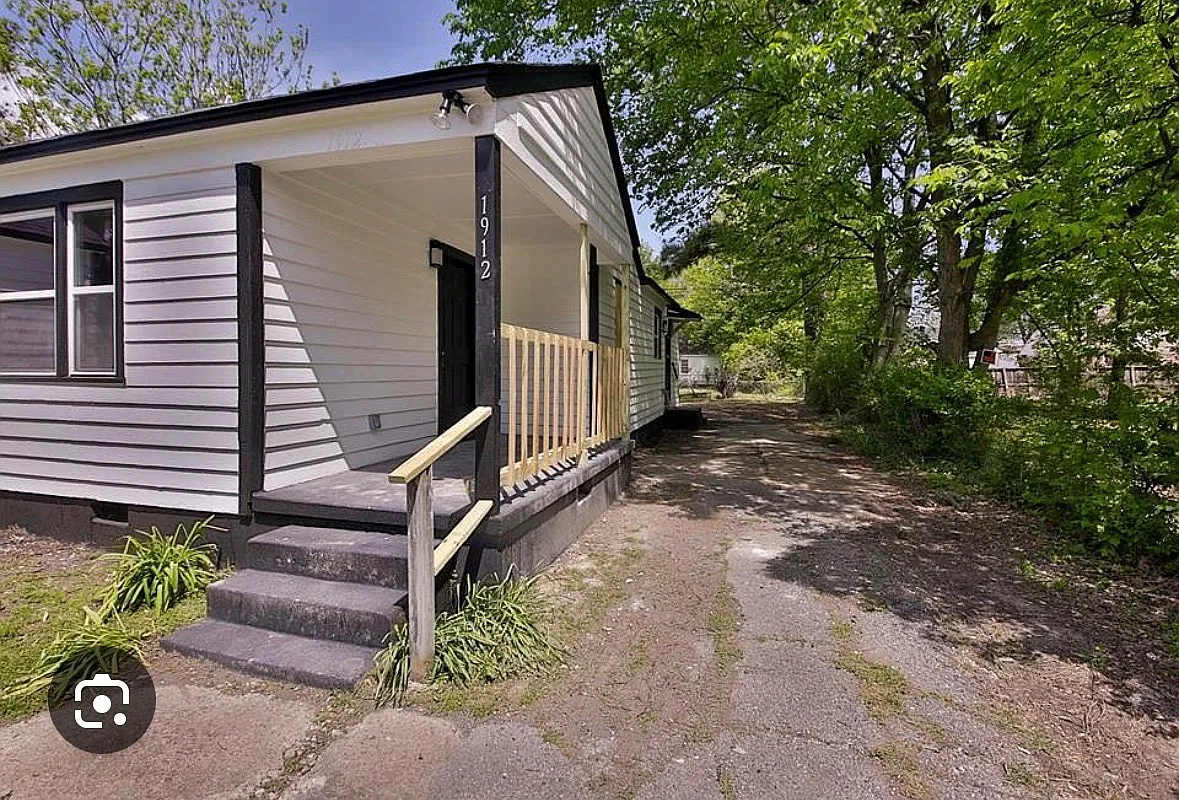 3 bed, 978 sqft, $1,035 — Photo 1