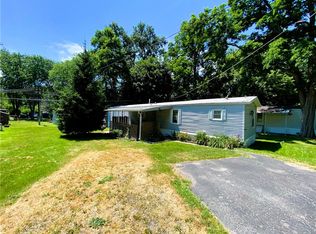 118 Hunts Park Rd, Farmington, NY 14425