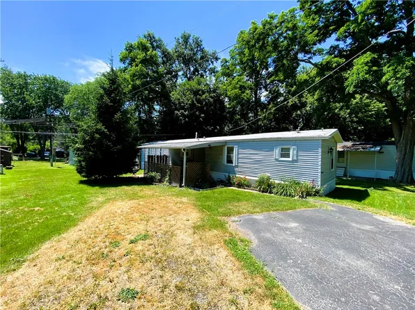 118 Hunts Park Rd, Farmington, NY 14425