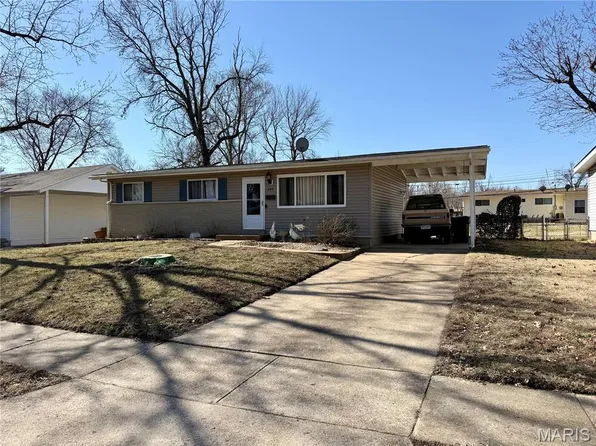 240 Falcon Dr, Florissant, MO 63031
