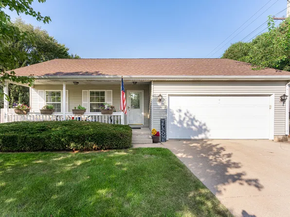 1 Primrose Ln, Sycamore, IL 60178