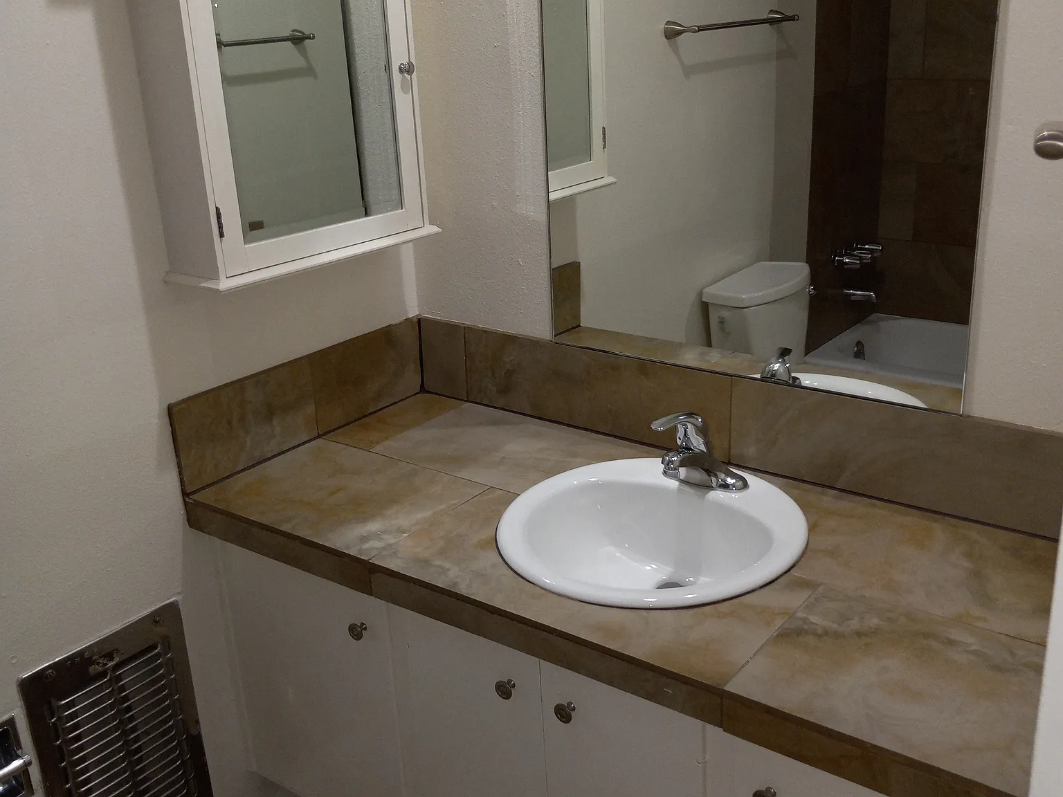 1 bed, 1.5 bath, 975 sqft, $1,700 — Photo 4