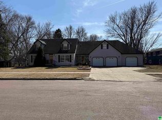 1207 Crestview Dr, Vermillion, SD 57069
