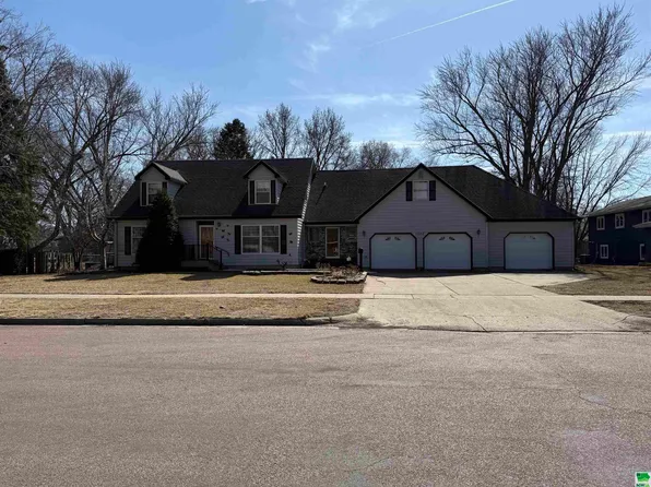 1207 Crestview Dr, Vermillion, SD 57069