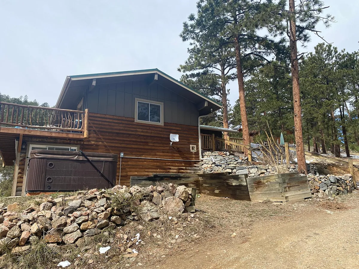 Building Photo - 221 Lark Ln