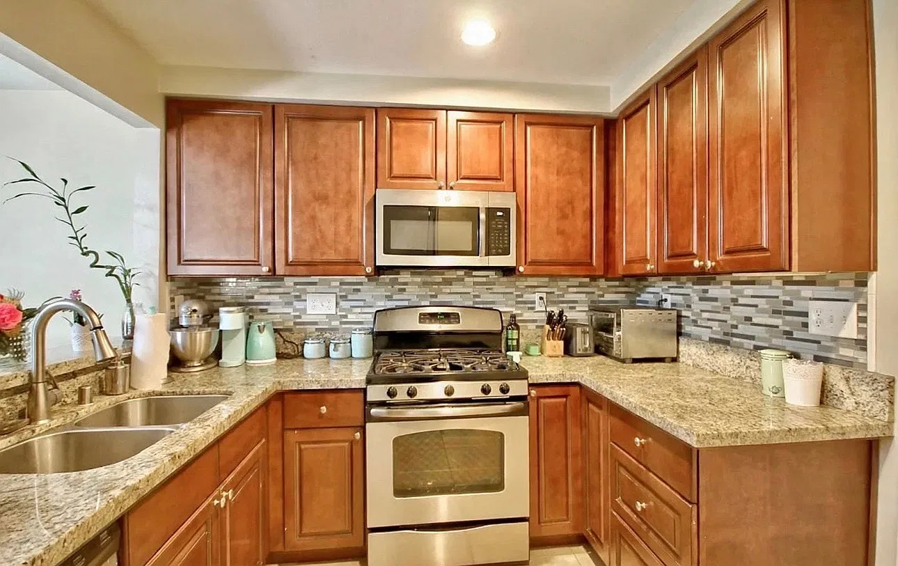 3 bed, 1172 sqft, $2,700 — Photo 2