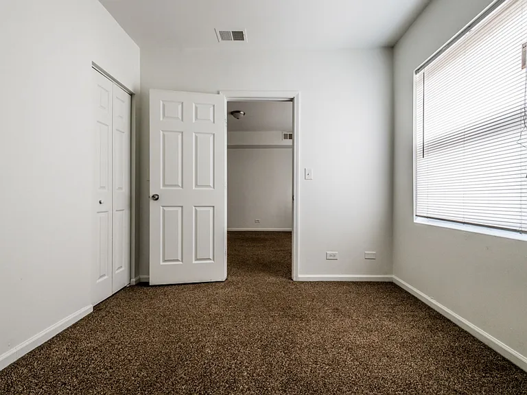 5800-04 S Artesian Ave — Photo 2