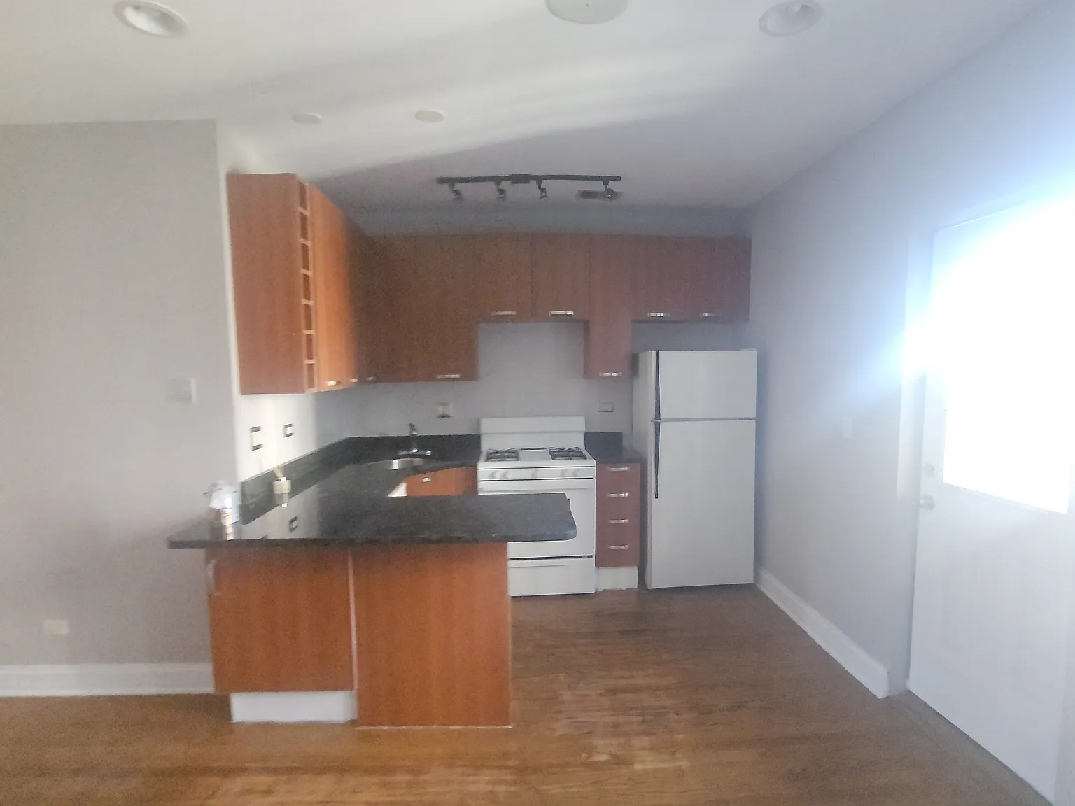 2 bed, 1000 sqft, $1,595 — Photo 2