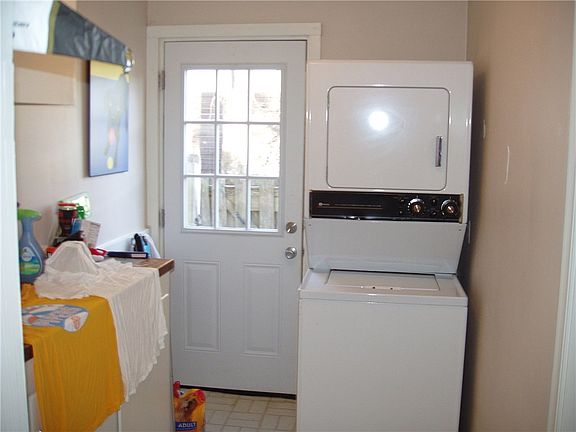 5th image of 208 W Cleburn St
