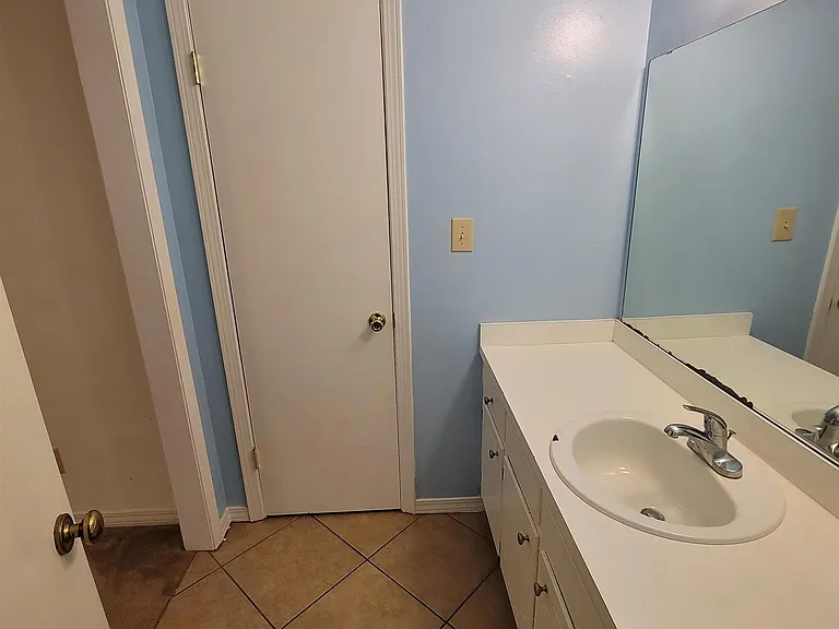 512 Lake Forest Blvd — Photo 5