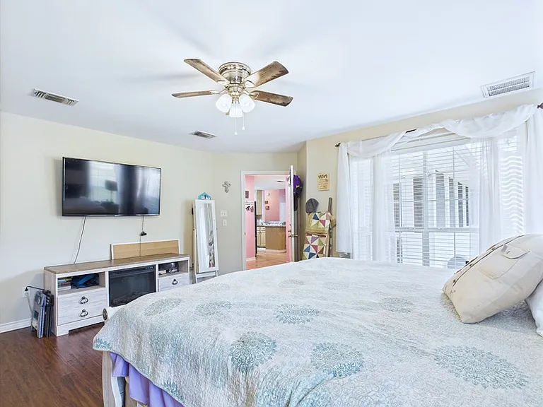 1014 Redbud Ave — Photo 10