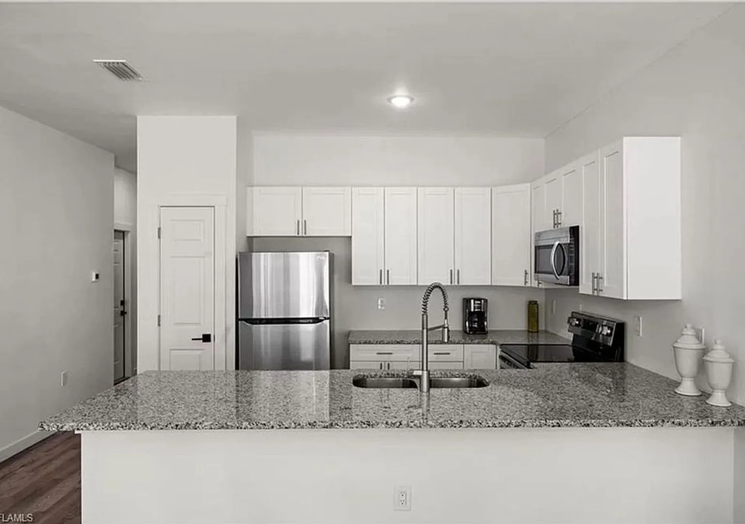 312-314 Harold Ave S — Photo 3