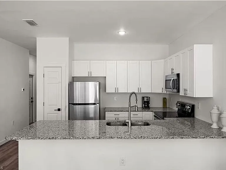 312-314 Harold Ave S — Photo 4