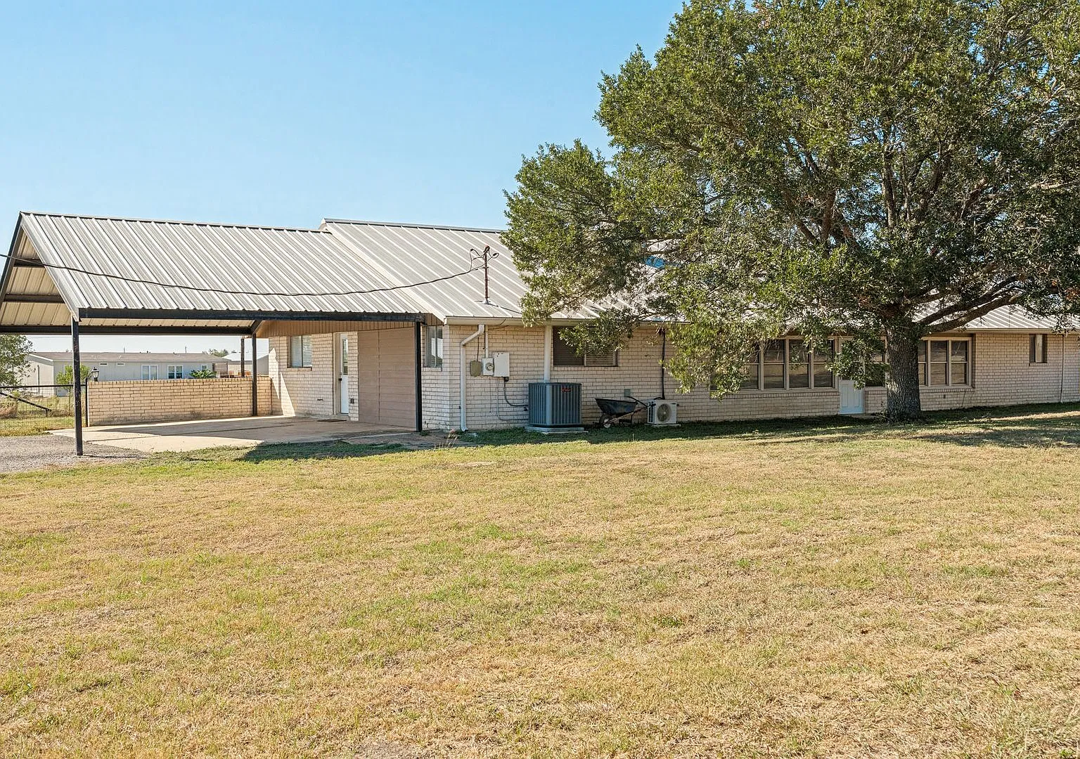 Beautiful 3 Bedroom/2baths Country Living Home In Seguin! — Photo 2