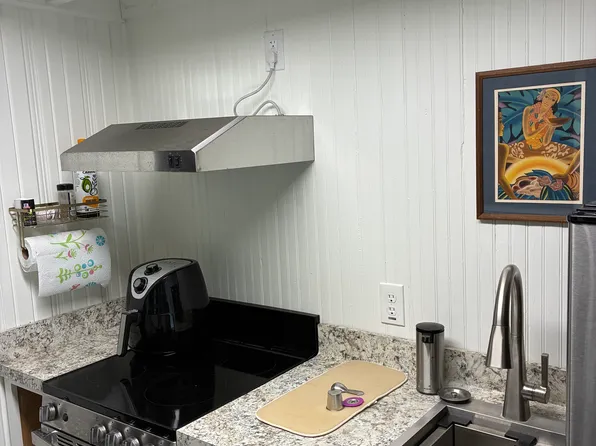 112 E Scott St, Tivoli, TX 77990