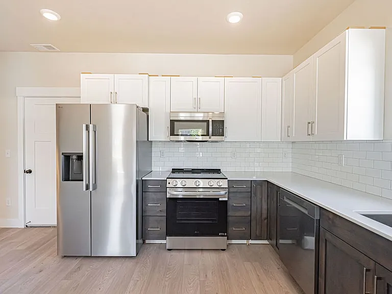 351 E Lorene St — Photo 8