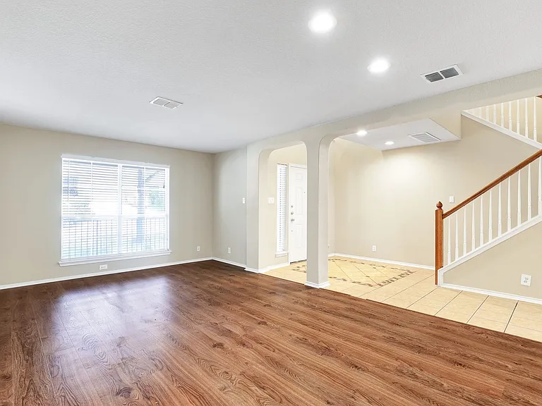 9610 Discovery Dr — Photo 2