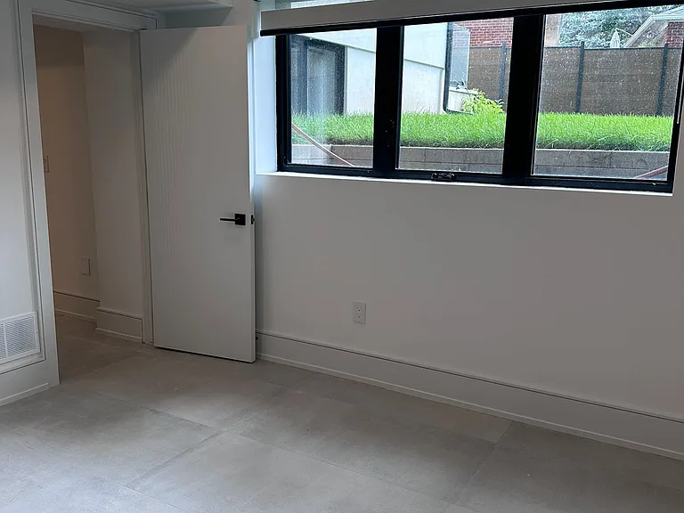 506 Wellington Cres #BASEMENT — Photo 2