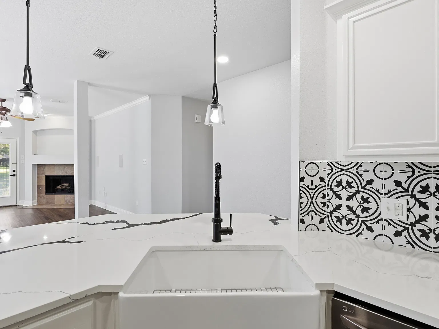 4 bed, 2079 sqft, $2,600 — Photo 3