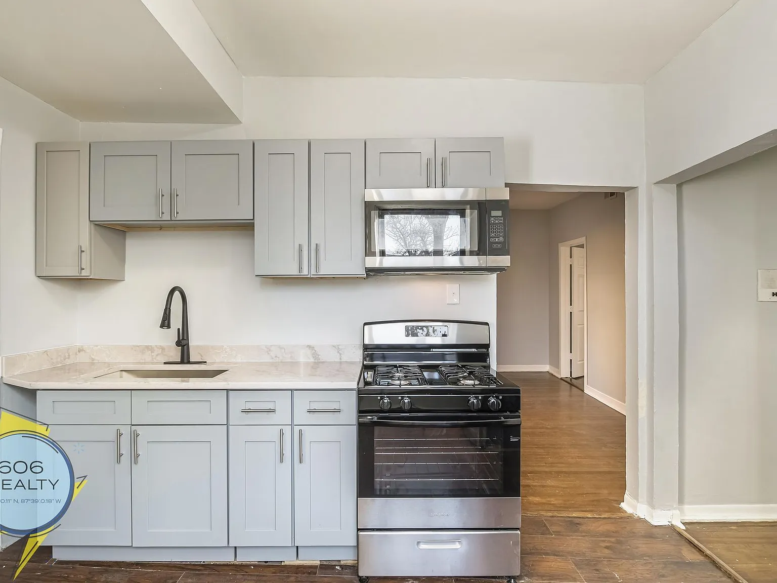 Hyde Park Apartments — Photo 4