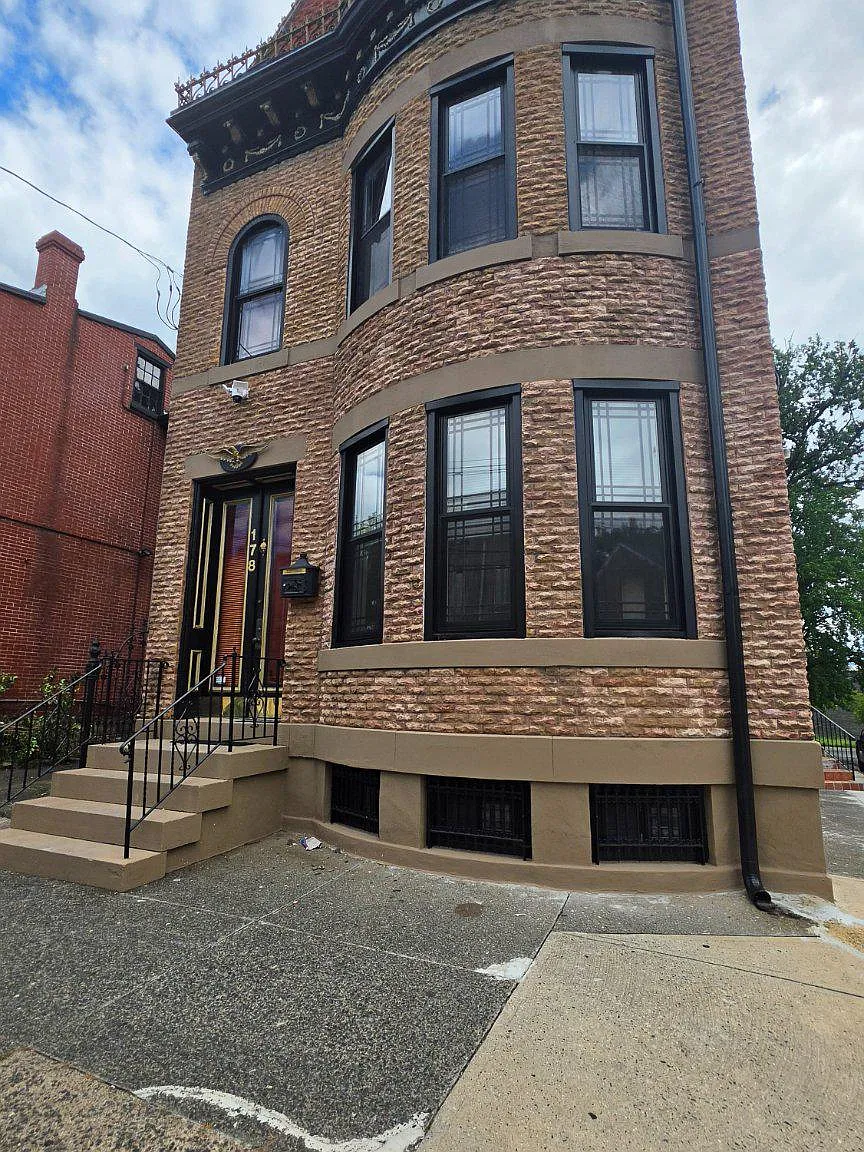 2 bed, 1.0 bath, 2412 sqft, $2,350 — Photo 1