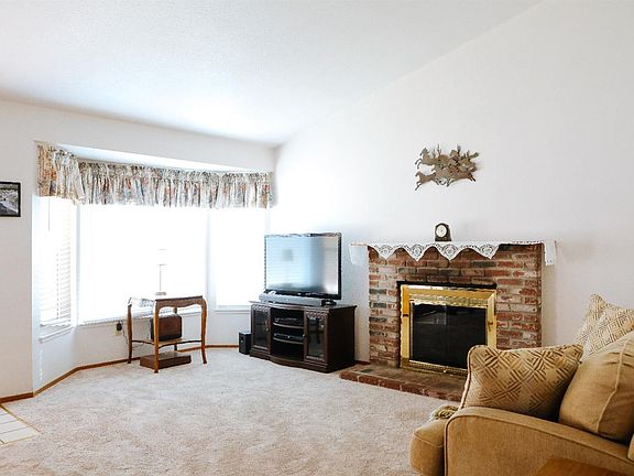 3rd image of 121 Washington Ct