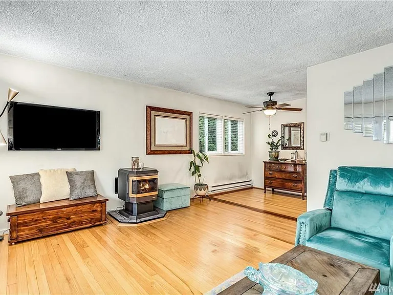 NE 9th Pl — Photo 5