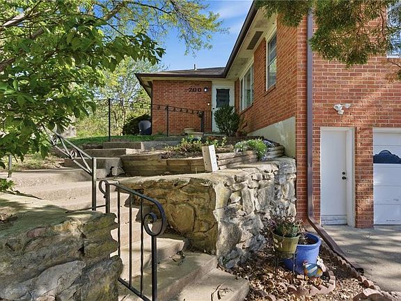 3rd image of 700 Hillcrest Rd