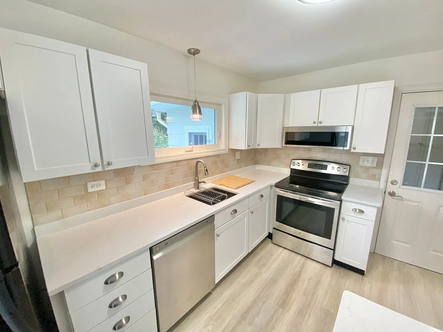 3 Bedroom House South End Neighborhood Burlington Available NOW — Photo 3