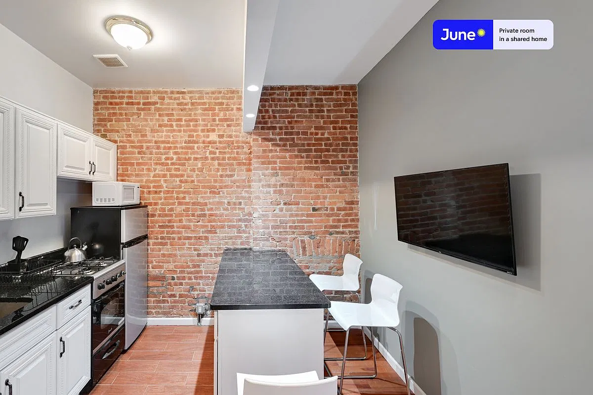 Full bedroom in 2 bed/1 bath home in Hell's Kitchen #850 B — Photo 2
