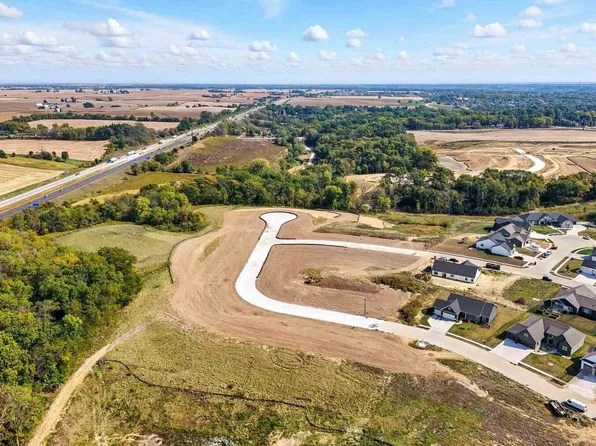 7228 Alvie Ln, Bettendorf, IA 52722