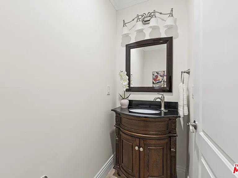 1114 S La Peer Dr — Photo 20