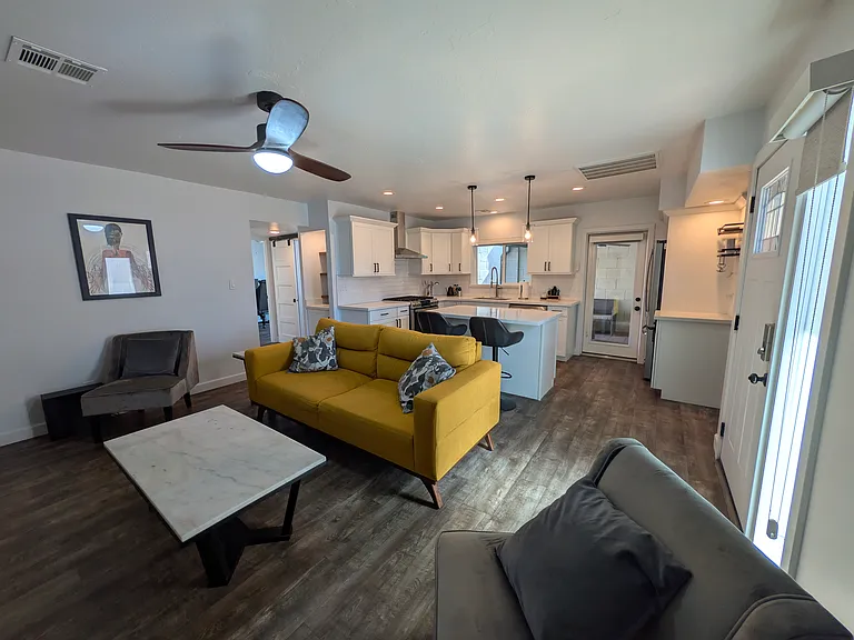 1022 W Mission Ln — Photo 5