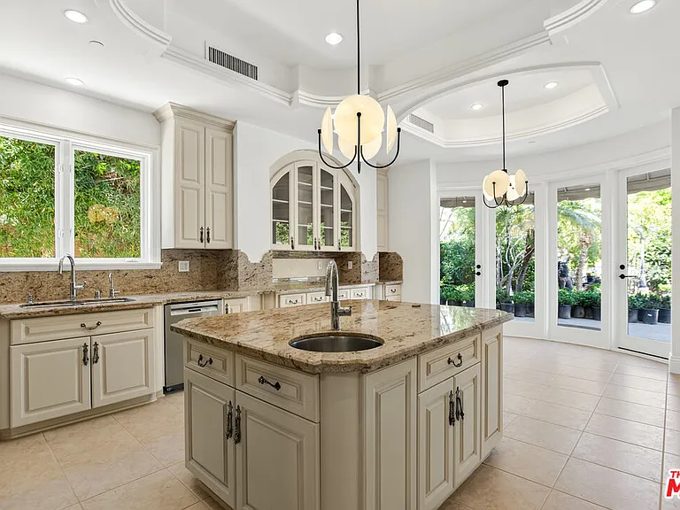 520 N Palm Dr — Photo 18