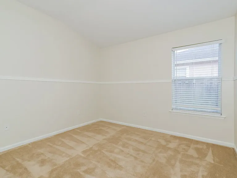2732 Woodsdale Dr — Photo 12