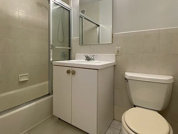 3rd image of 139 E 35th St APT 9J