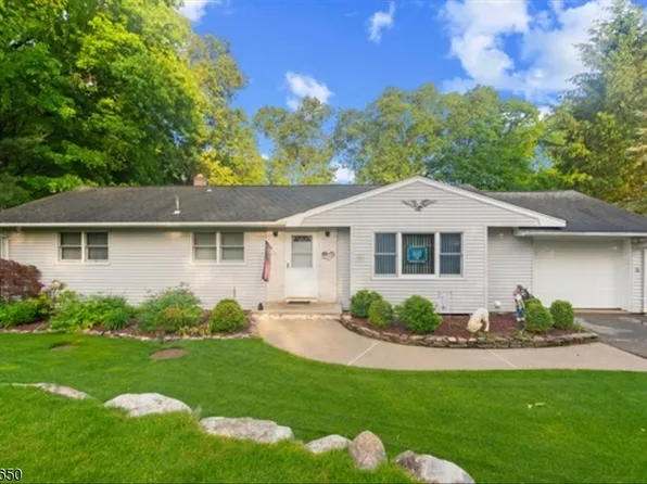 17 Foxhill Ln, Ringwood Boro, NJ 07456