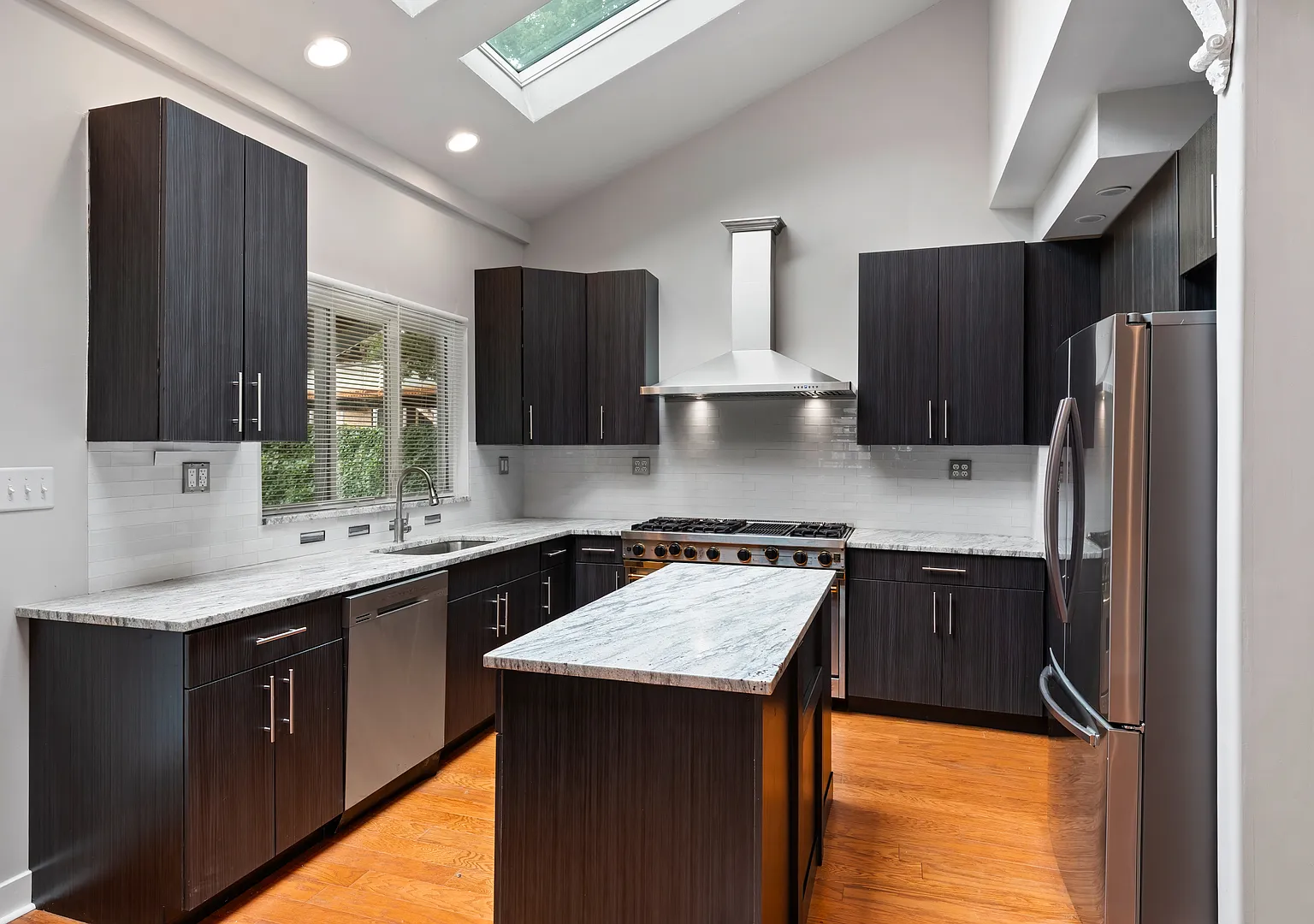 5 bed, 3.5 bath, $7,332 — Photo 2
