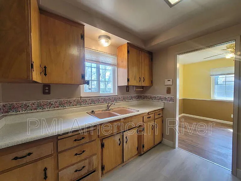 625 Elizabeth St — Photo 5