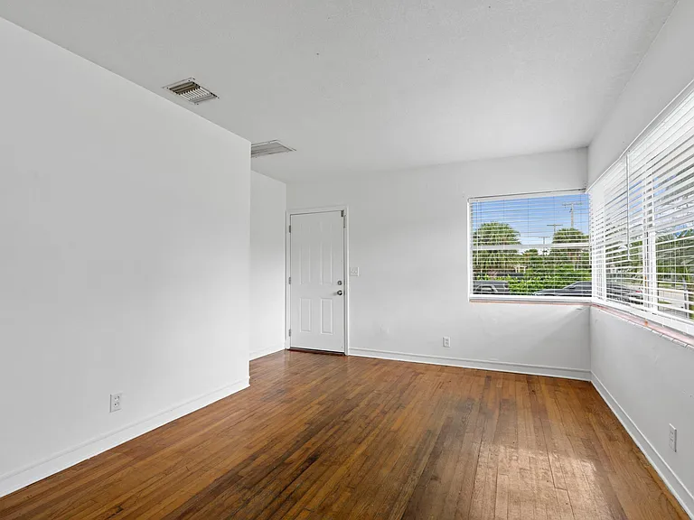 5208 Spruce Ave #B — Photo 4