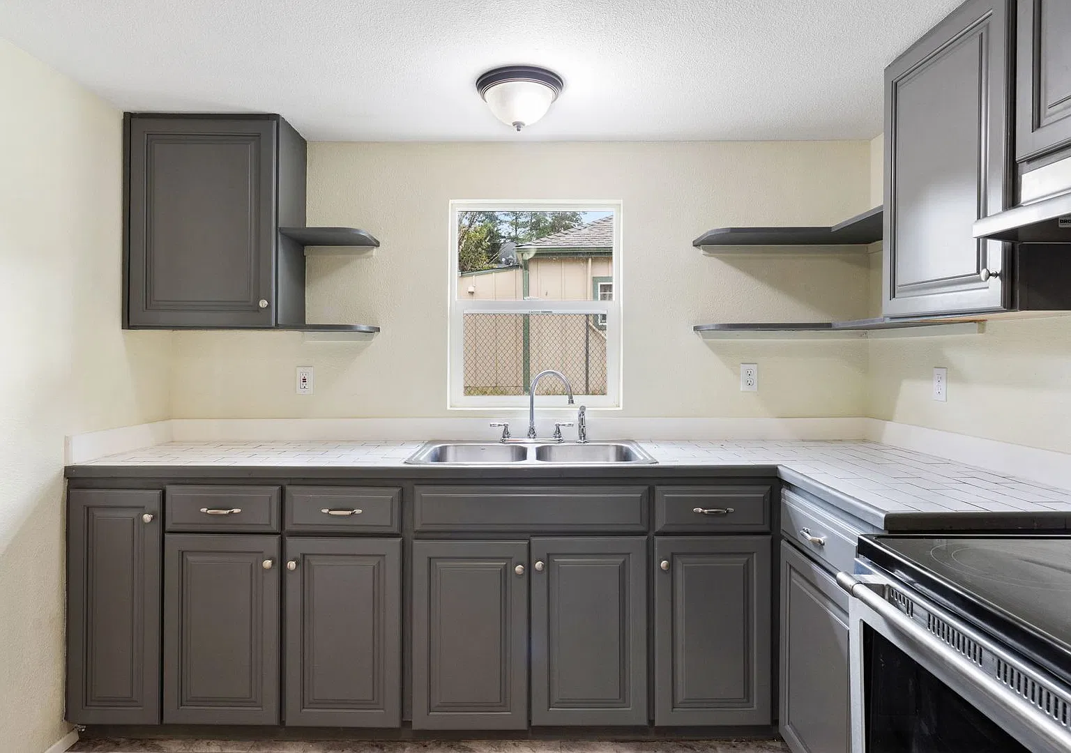 Beautiful freshly remodeled 3 bedroom house on a huge lot in an excellent neighborhood — Photo 3