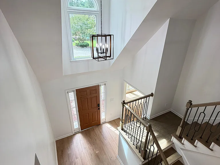 215 Glen Holly Dr — Photo 3