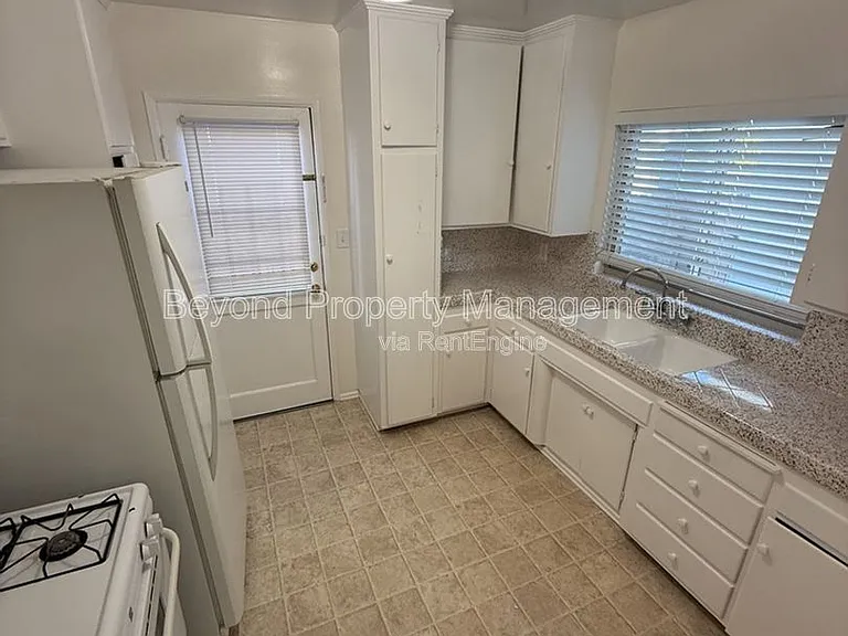 4439 Menlo Ave — Photo 7