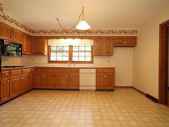 4th image of 26W260 Blackhawk Dr